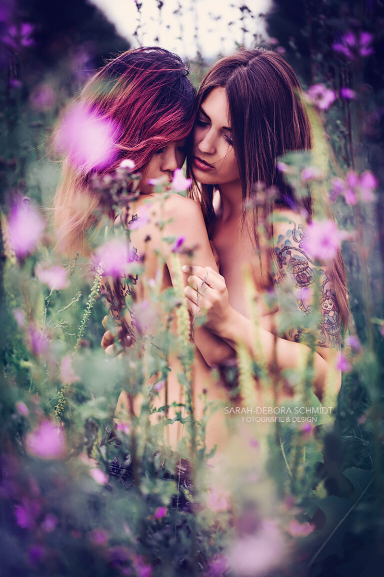 Zwei Frauen in einer Blumenwiese mit lila Blüten