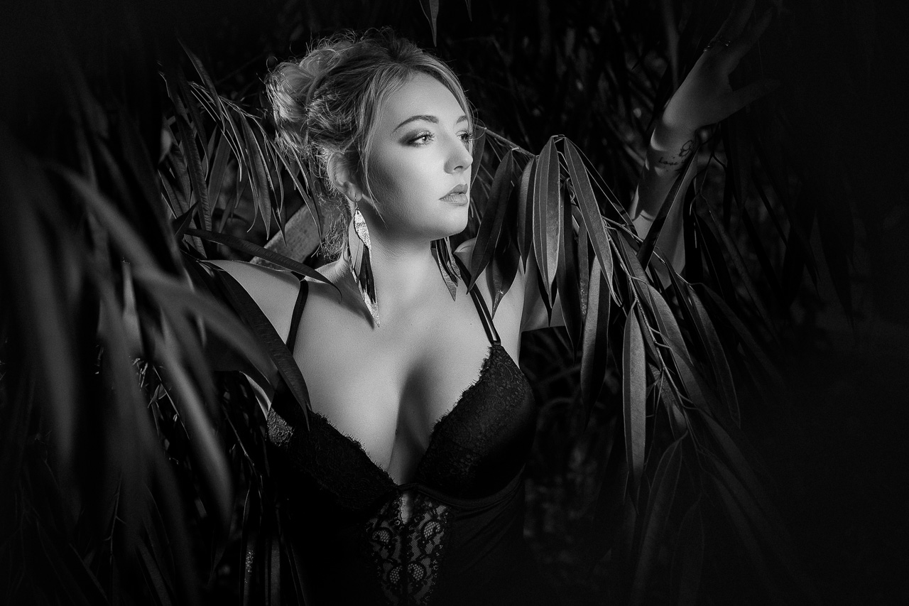 Boudoir-Porträt zwischen Pflanzen